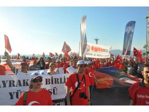 Gelinlikle Bayrak Yürüyüşüne Katıldı