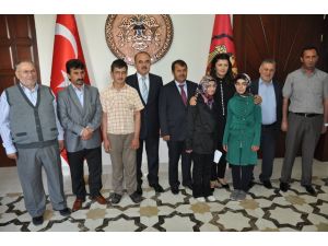 Yarışmada Kazandıkları Altınları Somaya Bağışladılar