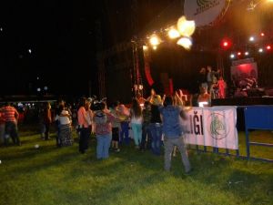 İlk Konsere Yağmur Engeli