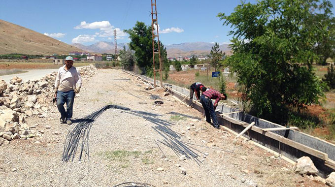 Afşin Asri Mezarlığında Çevre Düzenlemesi Yapılıyor