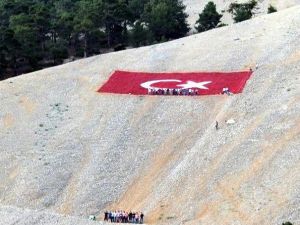Honaz Dağı’na Dev Türk Bayrağı