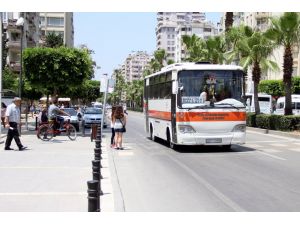 Otobüste Kalkıp Oynayan Sürücüye Vatandaşlardan Tepki
