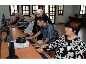 74 Yaşında Bilgisayar Kurdu Oldu