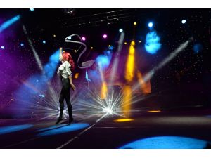 Festivalde Hande Yener Fırtınası Esti