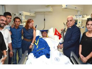 Yoğun Bakımda Diploma Sevinci