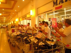 100 Şanslı Baba 1 Dakika Bedava Alışveriş Yaptı