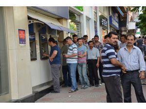 Somalı Madenciler Maaşlarını Almaya Başladı
