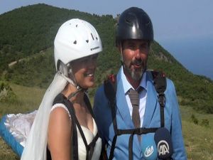 Damatlık Ve Gelinlikle Yamaç Paraşütü