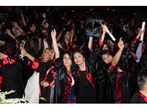 Üniversiteliler Ünlü İsimlerle Kep Fırlattı