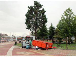Şiddetli Lodos Çatıları Uçurdu, Ağaçları Devirdi