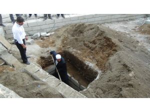 İmam Mezarını Kendi Eliyle Kazdı