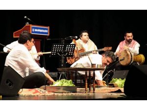 Şarkıcılar Sahnede Çiğ Köfte Yoğurdu, Seyirciler Yedi