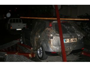 Rüzgârın Uçurduğu Çatı Otomobilin Üzerine Düştü