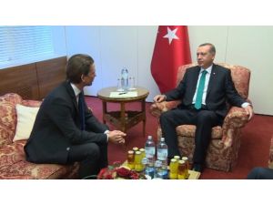 Erdoğan’ın Karşısında Kedi Gibi Oldu