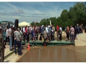 Tunca Nehrinin Üzerine Seyyar Köprü Kuruldu