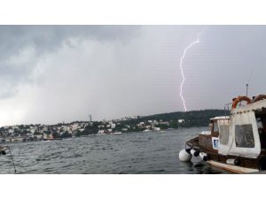 İstanbul Boğazında Şimşekler Çaktı