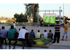 Antalya Büyükşehir Belediyesinden Turistlere Dünya Kupası Jesti