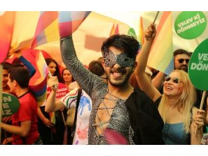 Lgbt Üyelerine Polis Engeli