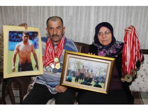 Başpehlivan Fatih Atlının Baba Evinde Büyük Sevinç