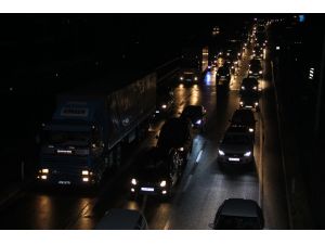 Giresun’da Sağanak Yağış Karadeniz Sahil Yolunu Ulaşıma Kapattı