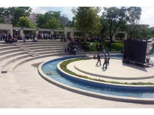 Sıcaktan Bunalan Gençler Kendini Apaçi Dansına Verdi