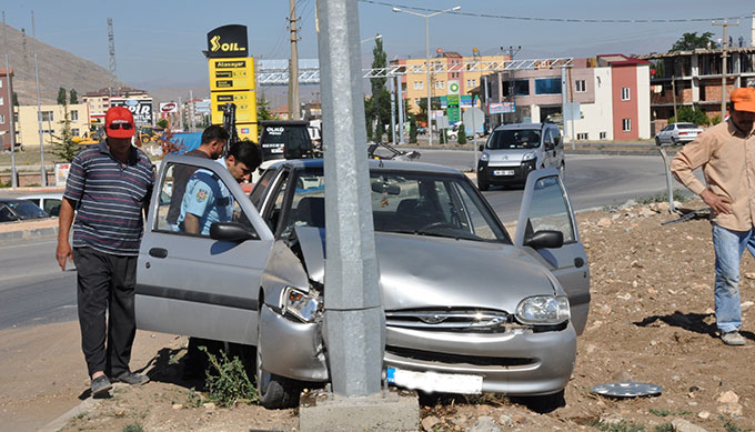 Otomobil Direğe Çarptı: 1 Yaralı