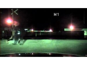 Raylara Yatan Kadını Polis Böyle Kurtardı