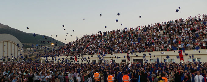 2013-2014 Yılı Mezuniyet Töreninde 3500 Kep Havaya Atıldı
