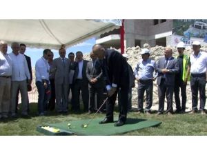 Bakan Golf Oynadı