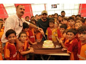 Selçuk İnan Galatasaray Futbol Okulunu Ziyaret Etti