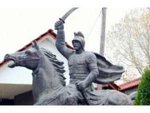 Sırplar, Sultan Muradı Şehit Eden Obiliçin Kosovada Heykelini Dikiyor