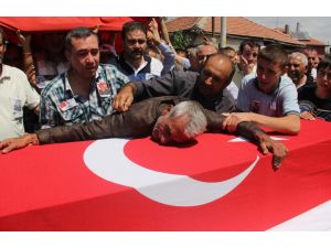 Otelde Ölü Bulunan Şahıs Şehit Oğlunun Yanına Defnedildi