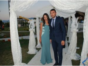 Selçuk Kız Kardeşini Evlendirdi