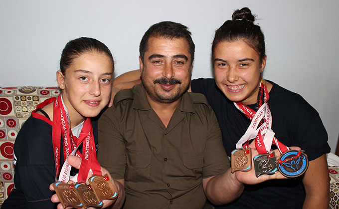 Güreşçi Baba Mirasını Kızlarına Bıraktı