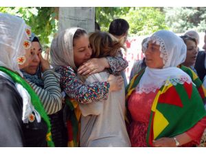 Örgüte Katılan Kırmızı Fularlı Kızın Annesi Diyarbakır’da