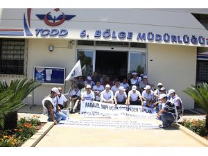 Demiryolu Sendikacıları Tcdd Bölge Müdürlüğü Önünde Oturma Eylemi Yaptı