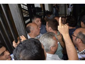 İzmirde İşçiler Belediye Binasını Bastı