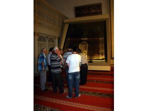 500 Yıllık Kabe-i Şerif Örtüsü Ulucami’ye Asıldı