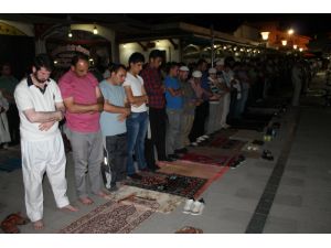 İlk Teravih Namazında Camiler Doldu Taştı