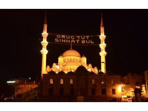 İstanbul Mahyalarla Süslendi