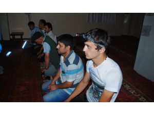Elektrikleri Kesilen Camide İlk Teravih Namazını Karanlıkta Kıldılar