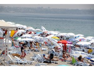 Ramazan’da Antalya Sahili Yine Dolu