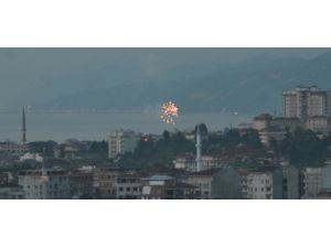 Rizenin Ardeşen İlçesi Ramazanı Havai Fişek Ve Silah Atarak Karşıladı