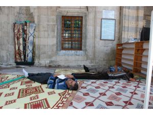 Ramazan’da Cami Avlusunda Şekerleme