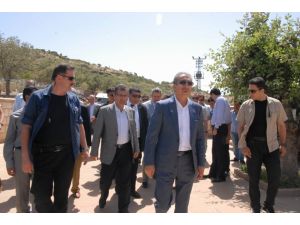 Bakan Eker, Eğil’de Peygamber Kabirlerini Ziyaret Etti