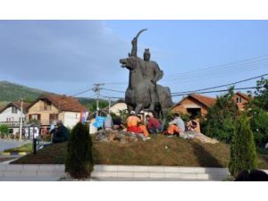 Kosova’da Yaşayan Sırplar, Sırbistan Cumhurbaşkanını Protesto Etti