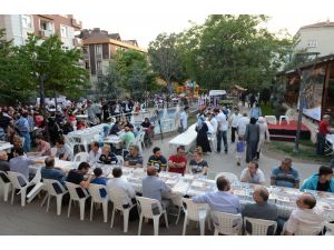 Bağcılar’da Vatandaşlar “Gönül Sofraları”nda İftar Açtı