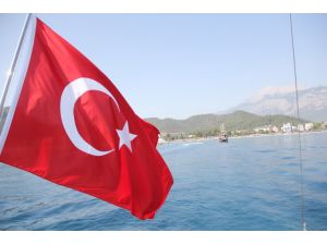 Şehitler İçin Denize Çelenk Bırakıldı