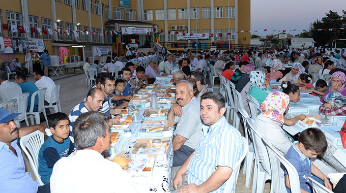 Oniki Şubat Belediyesi İlk İftarını Verdi