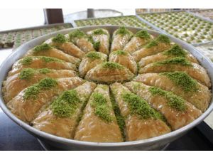 (Özel Haber) Savaş Yüzünden Fıstık Ve Ceviz Fiyatları Uçtu, Baklava El Yakıyor